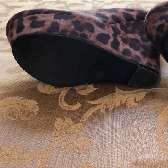 GLO jeans. Animal print sexy shoes. Comfortable! - Picture 7 of 8